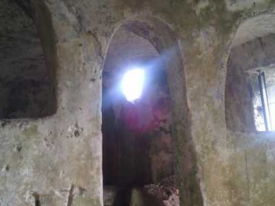Le arcate che separano i due ambienti della chiesetta rupestre di San Lorenzo